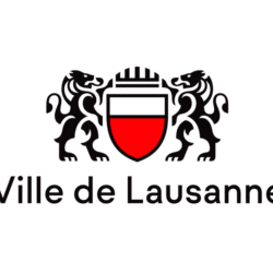 Écusson de la Ville de Lausanne avec deux lions noirs en soutien, fond blanc, et texte en dessous 