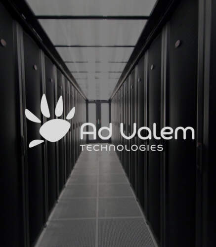 Salles de serveurs espacées avec des armoires noires, éclairées par un plafond en verre, portant le logo