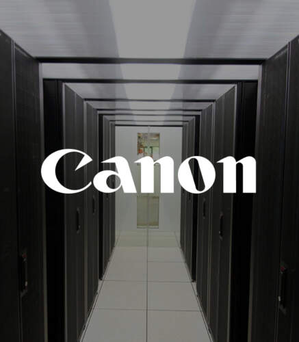 Couloir d'un Data Center avec des rangées de serveurs noirs, éclairage LED et le logo