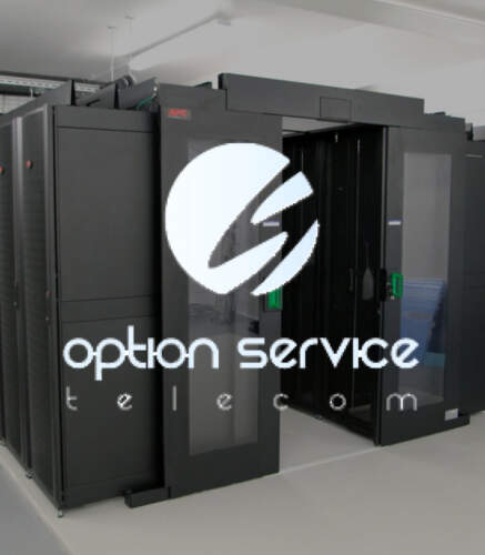 Système de serveurs en rangées noires avec portes vitrées, logo Option Service en superposition, ambiance technologique.