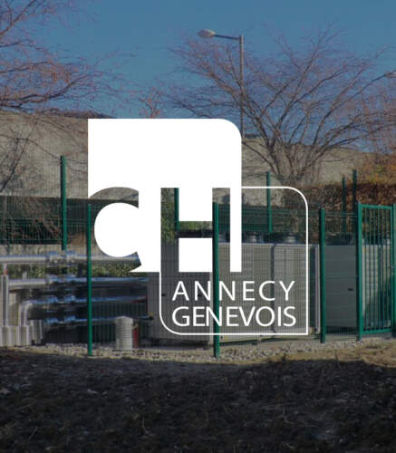 Logo d'Annecy Genevois superposé sur un fond représentant des équipements industriels derrière une barrière verte sous un ciel clair.