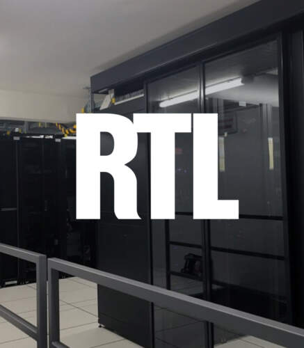 Serveur noir avec étagères vitrees en arrière-plan et le texte