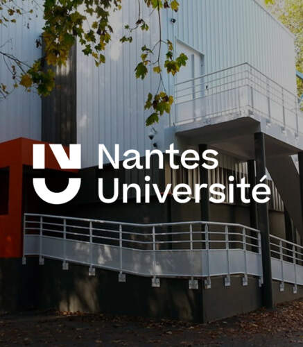 Bâtiment moderne de Nantes Université, avec des rampes blanches et une façade noire et grise, entouré d'arbres.