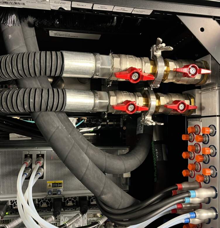 Raccordements hydrauliques avec vannes et flexibles pour le refroidissement liquide d’équipements informatiques en baie serveur.