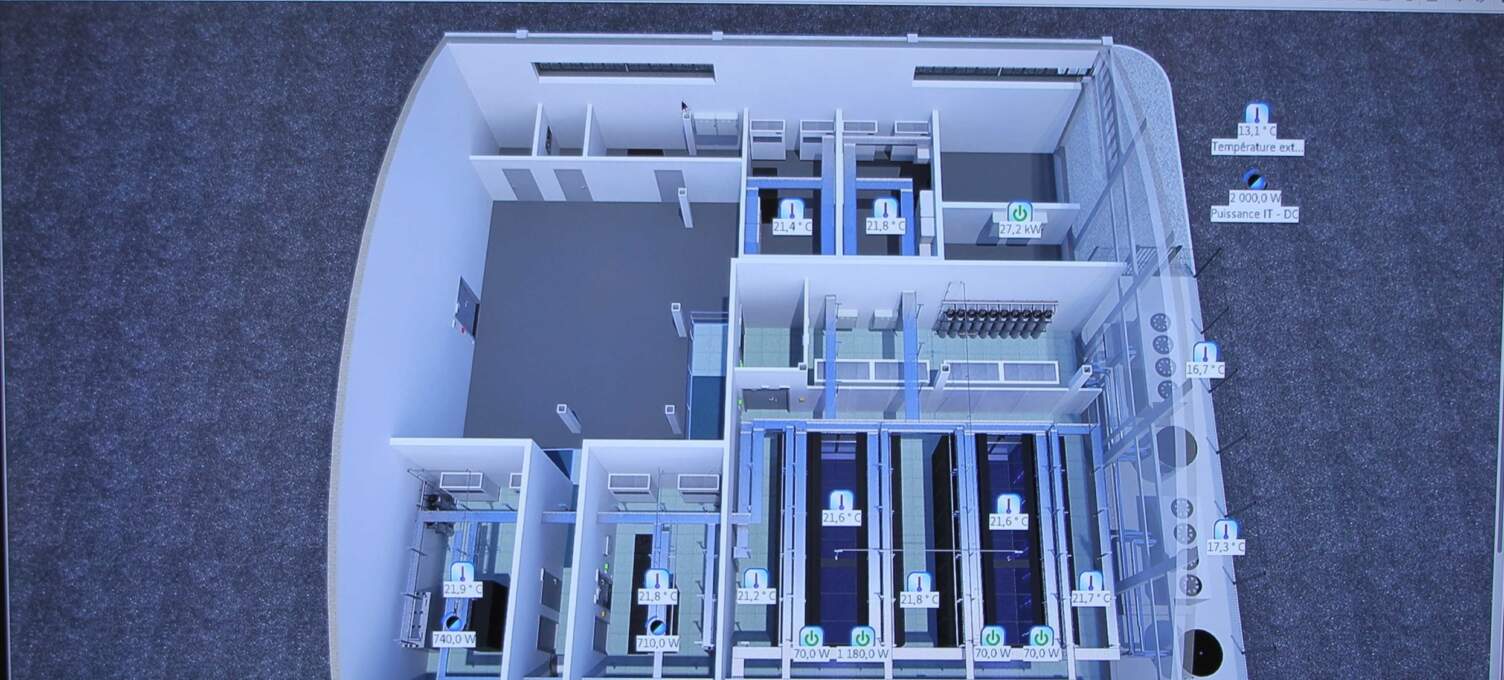 Plan en 3D d'un espace de travail, montrant plusieurs salles avec des équipements, en gris et bleu, sur fond clair.