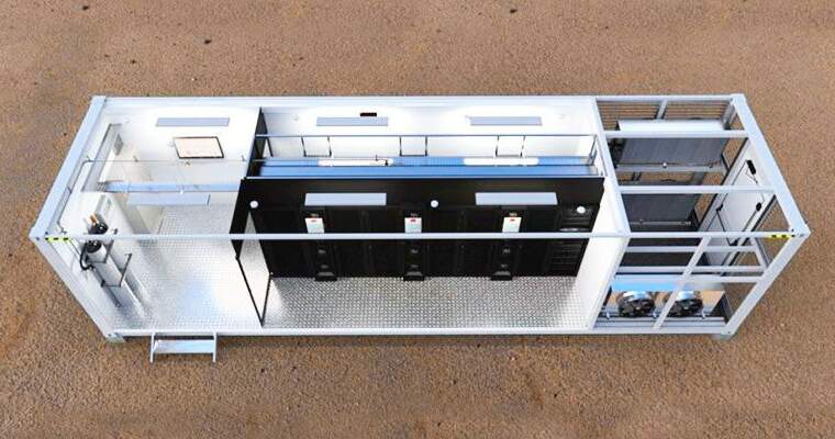 Vue en coupe d’un module IT préfabriqué type conteneur, intégrant des baies serveurs, un espace technique et des équipements de climatisation et d’alimentation, installé sur un sol extérieur.