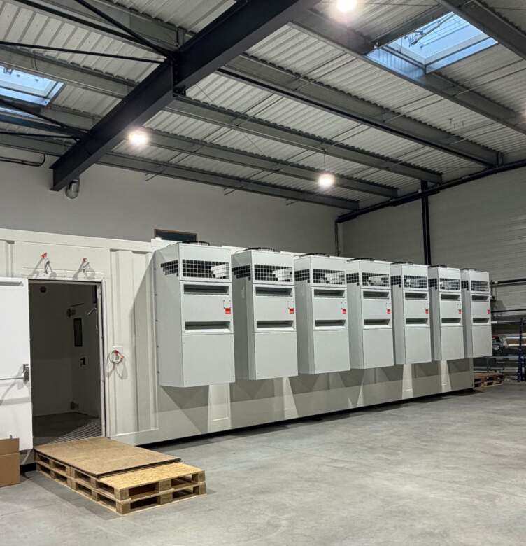Module technique préfabriqué équipé de systèmes de refroidissement installé dans un atelier industriel.