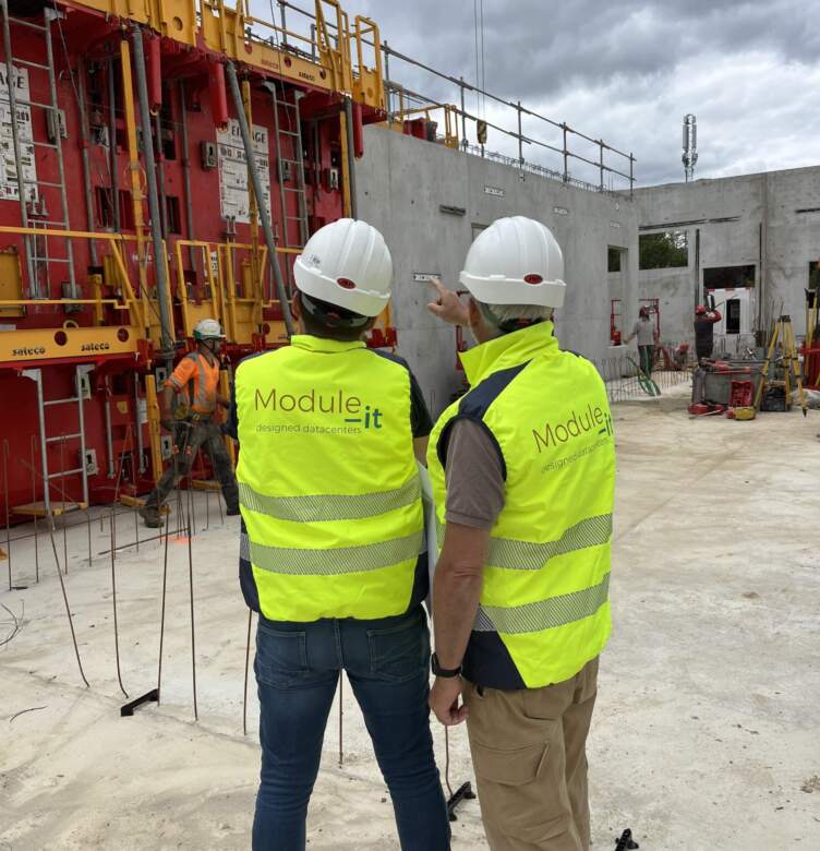 Ouvriers sur un chantier en cours de construction