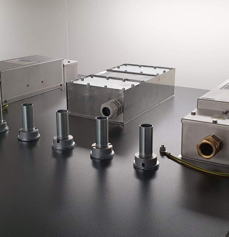 Équipements de datacenter avec modules métalliques et connecteurs, sur une surface noire, éclairage neutre en arrière-plan.